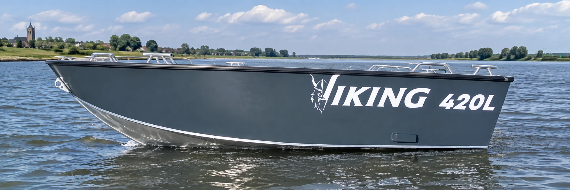 Viking 420 L zijaanzicht op het water